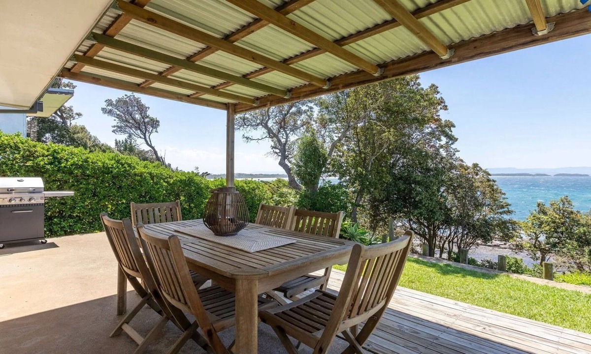 Culburra Beach House | Seaspray - dolphin and whale watching from the verandah