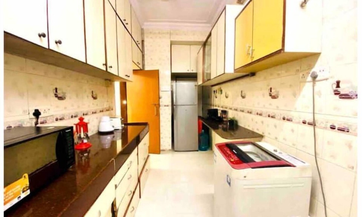 Girgaon Apartment | Serene Oasis: 1 BHK with Parking in Bandra/Khar