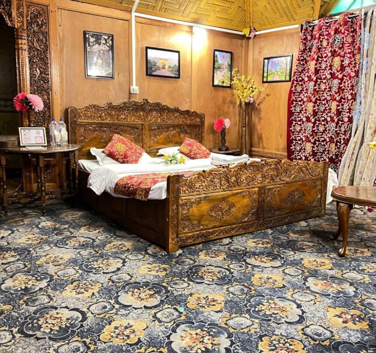 Dal Lake Hotel | Shangrilla houseboat