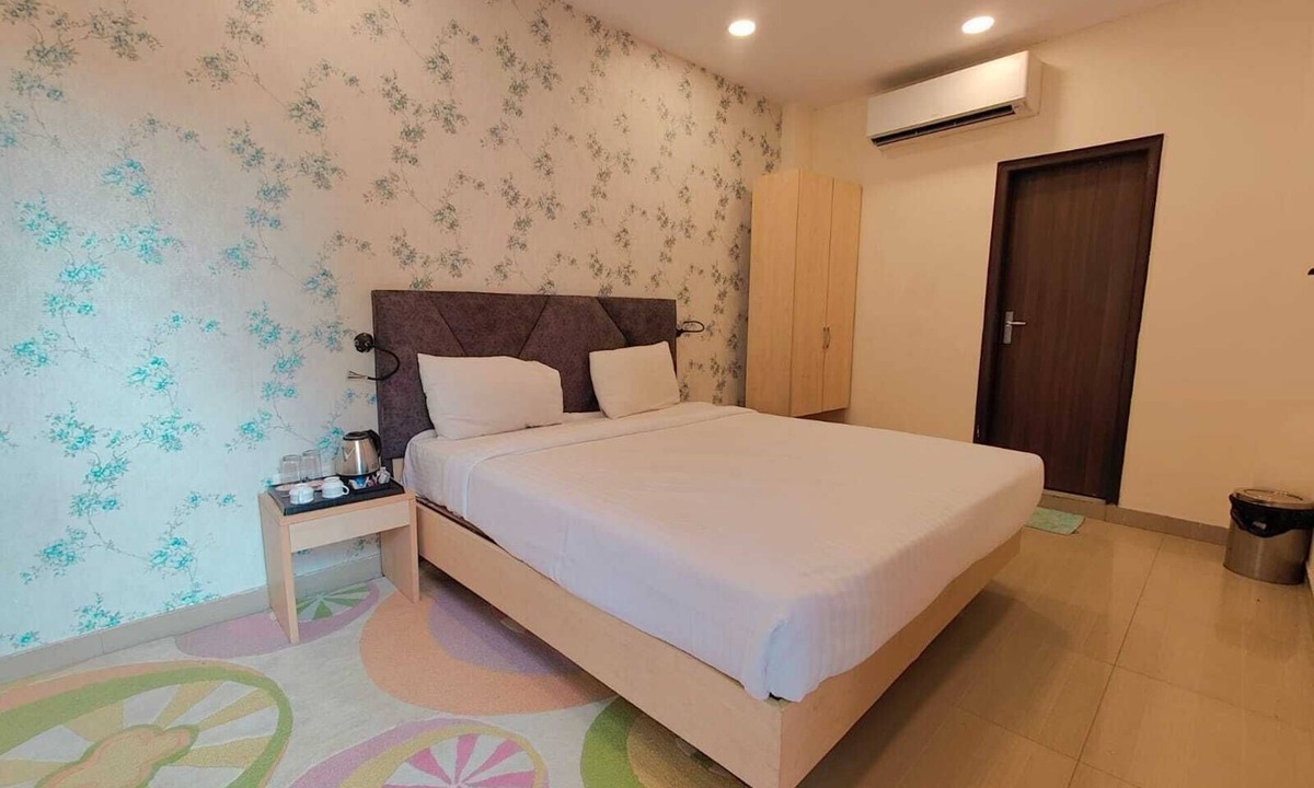Sat Bari Hotel | Signature Luxeinn Hotel