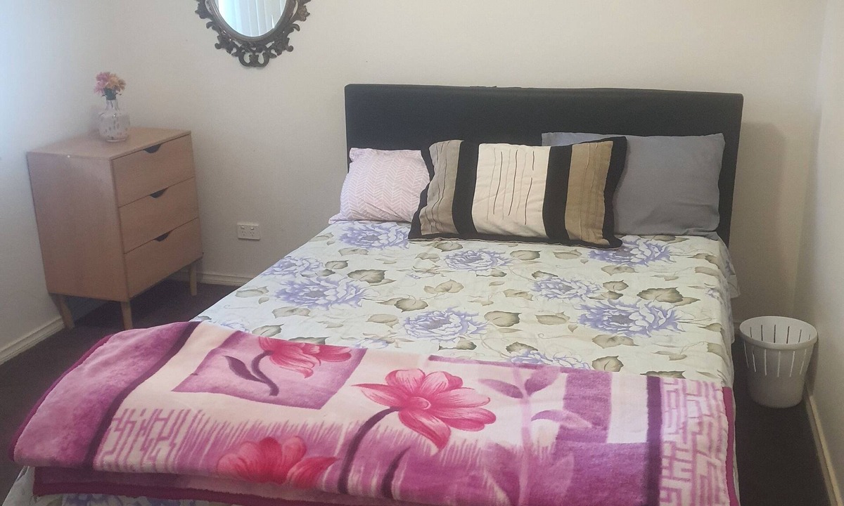 Wyndham Vale House | Single room for a solo traveller, a couple or a family with 1 or 2 kids.