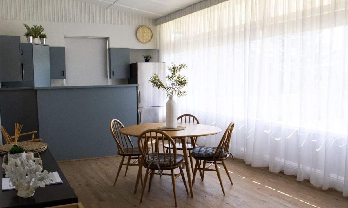 Singleton House | Singleton Seaside Bungalow Retreat 3 minute walk to the beach.