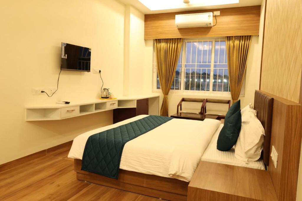 Periyakulam Hotel | Skvr Grand