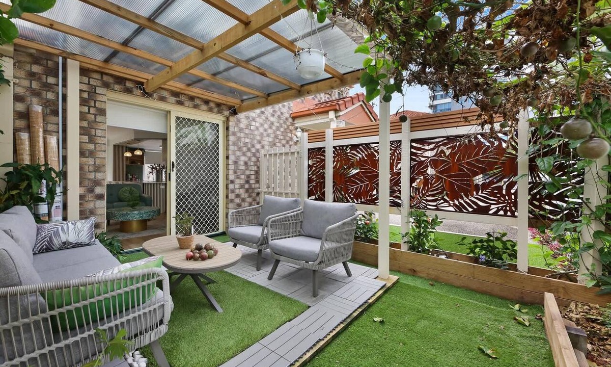 Labrador Apartment | Spacious 3-Bed Townhouse Near Broadwater