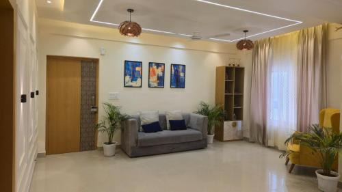 Lucknow Apartment | Spacious Lakeview Apartment with Balcony