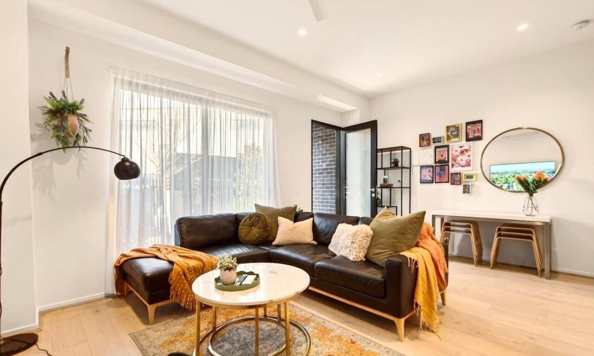 Coburg Apartment | StayCentral - Boulevard Gardens (Coburg) - Sacramento Way, Coburg - 3 Bedrooms, 4 Beds, 2 Bathrooms, 2 secure undercover parking spots.