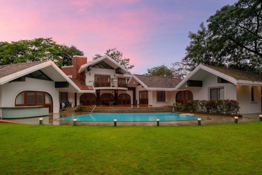 Malavli Villa | StayVista at Gulmohar Gardens with Gazebo, BBQ