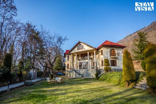 Nishat-Shalimar Villa | StayVista's Hampton Grove - 5BHK Villa with Jacuzzi & Garden