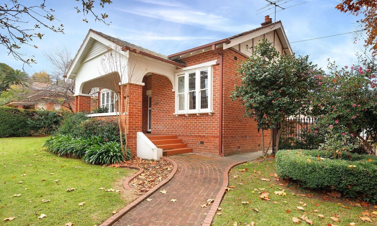 Albury House | Step Back in Time on Dean - Comfortable, central three bedroom home with lots of charm