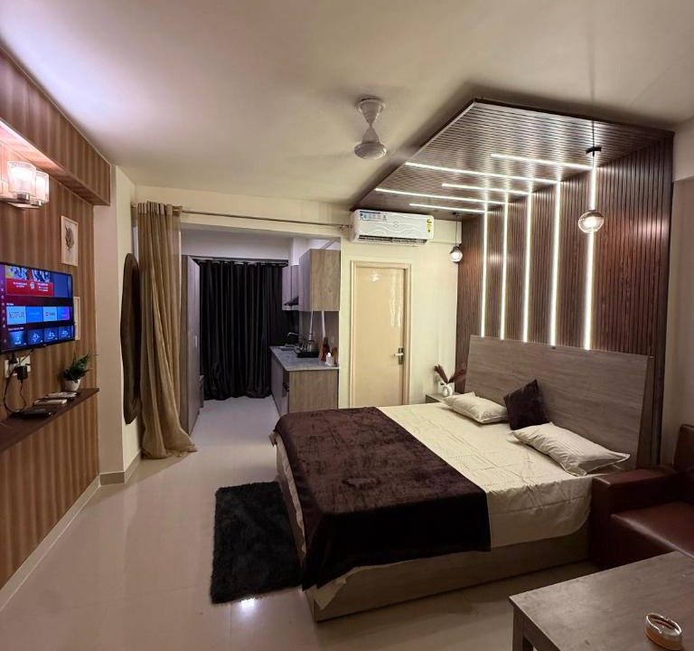 Ghaziabad House | Studio near Metro Couples Friendly Parking WiFi