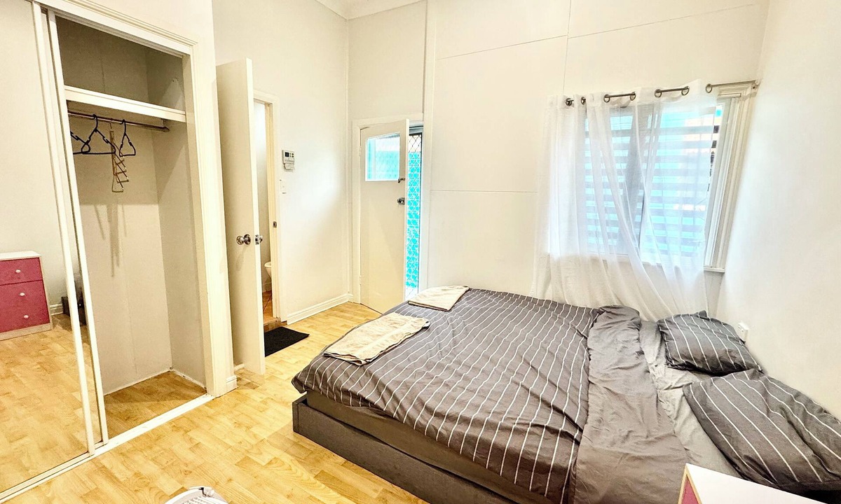 Woolloongabba House | Studio Room Ensuite Bathroom with Separate Entrance
