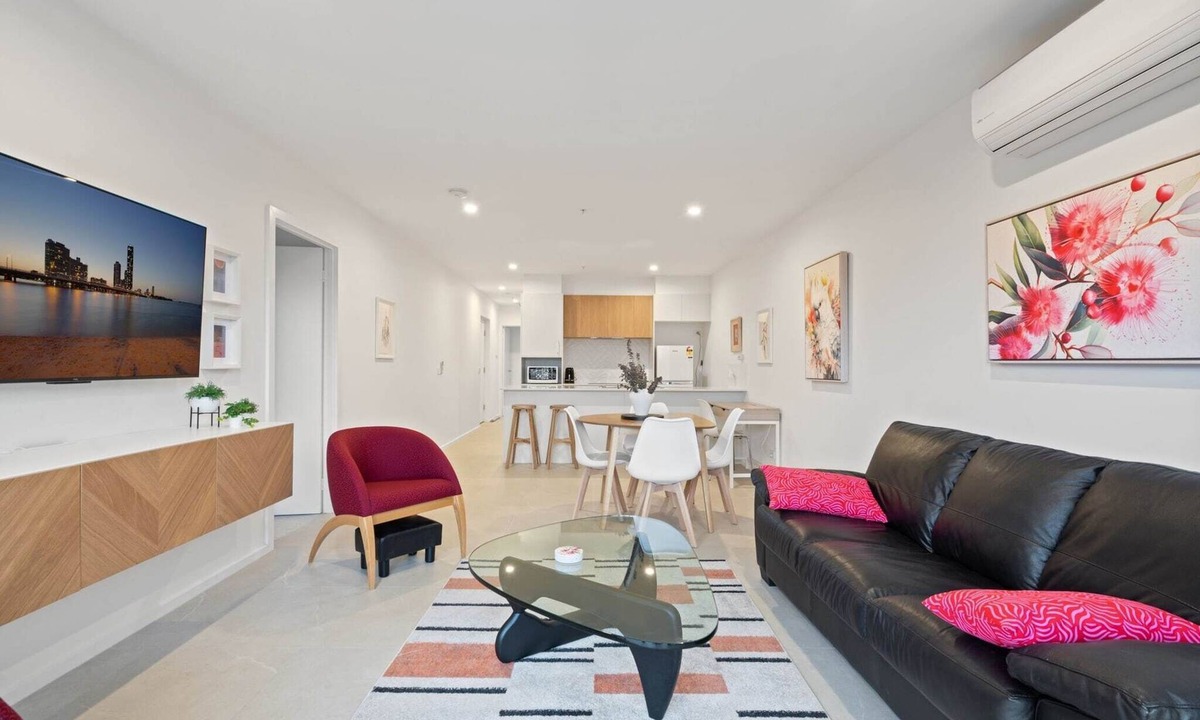 Taylor Apartment | Stylish 2-Bed Townhouse with Balcony