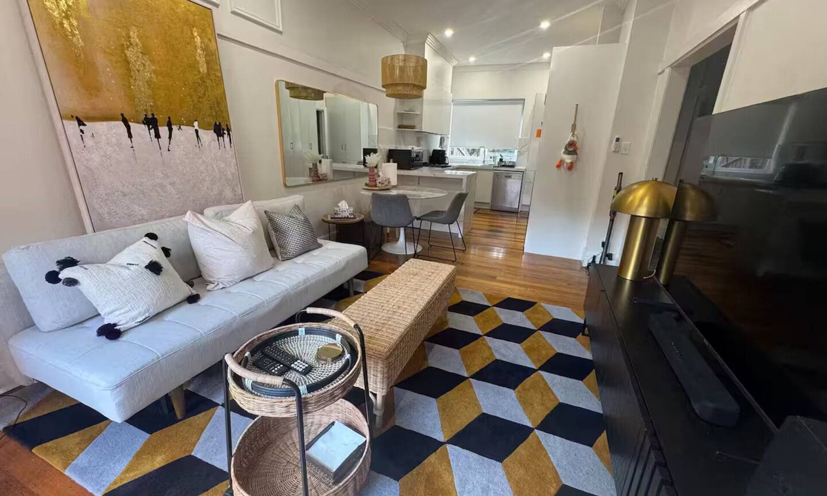 Surrey Hills House | Stylish and Conveniently Located-close to shops, restaurants, parks and more