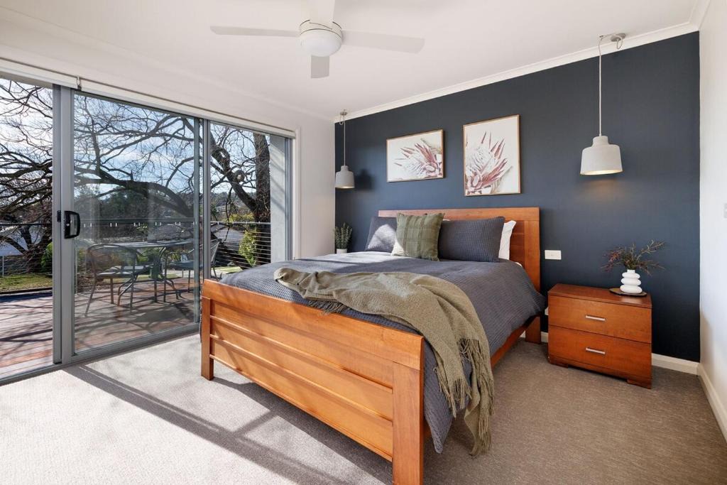 East Albury House | Stylish East Albury Retreat-Walk to CBD & Hospital