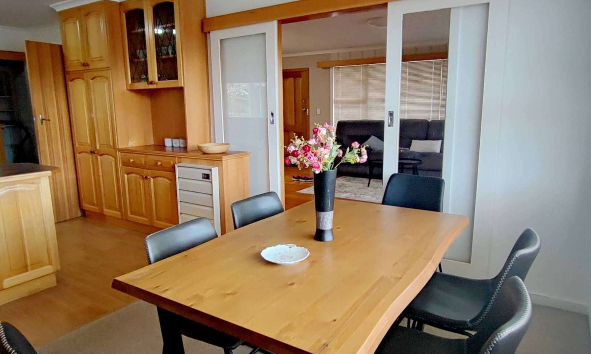 Lenah Valley Villa | Sunshine Holiday Villa