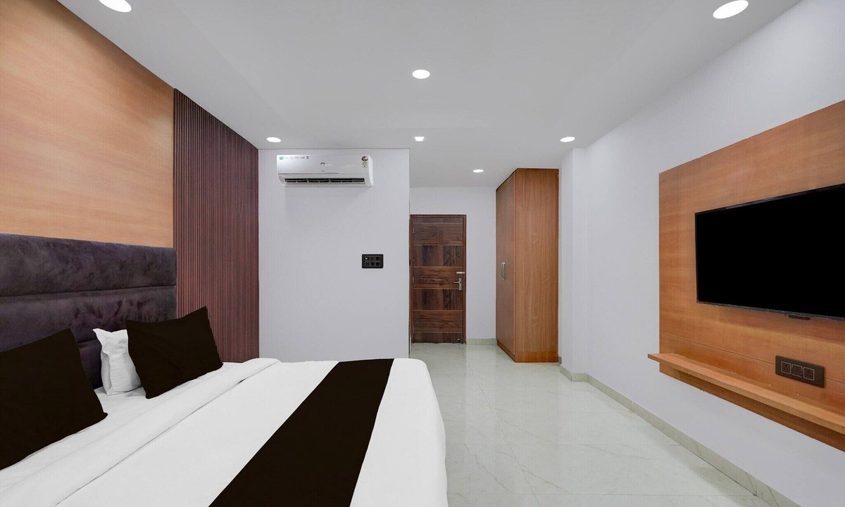 Sector 27 House | Super Collection O Sector 18 Metro station