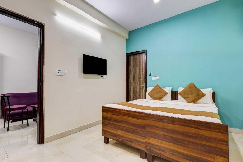 Sainik Farm Hotel | Super Townhouse Super Anmol Residency