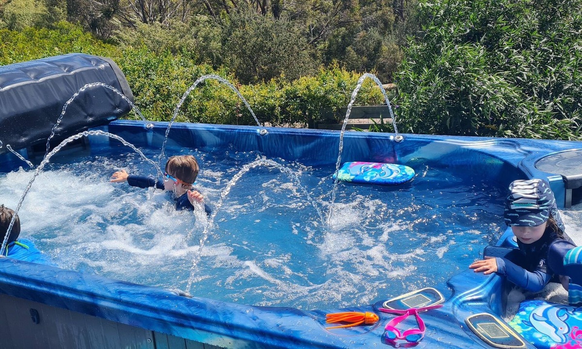 Dodges Ferry House | Swim Spa pool, overlooking the Bay, 3 Bedrooms, sleeps 6, 2 Bathrooms