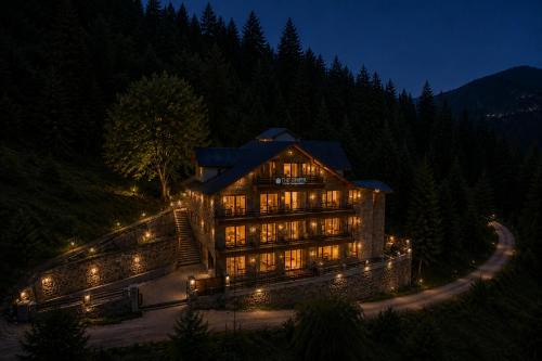 Manali Hotel | The Alpine Escape, Manali - A Beautiful Cottage in Cloud's