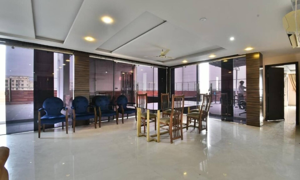 Patna Hotel | THE CLOVERS INN