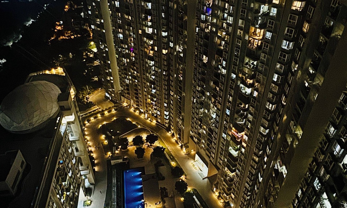Bengaluru Apartment | The Cozy Dreamcatchers – Bay windows, warm lights, and beautiful views