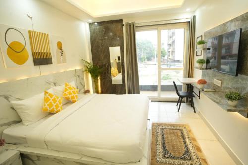 DLF Phase 5 Hotel | The Empire Corporate Studio Hotel Sector 43 ,Golf Course Road , One Horizon Center