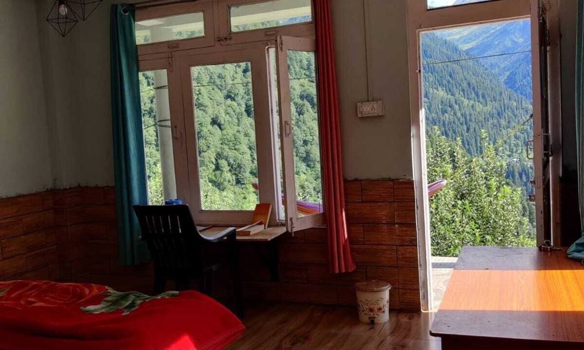 Tosh Hotel | The FullMoon Cafe