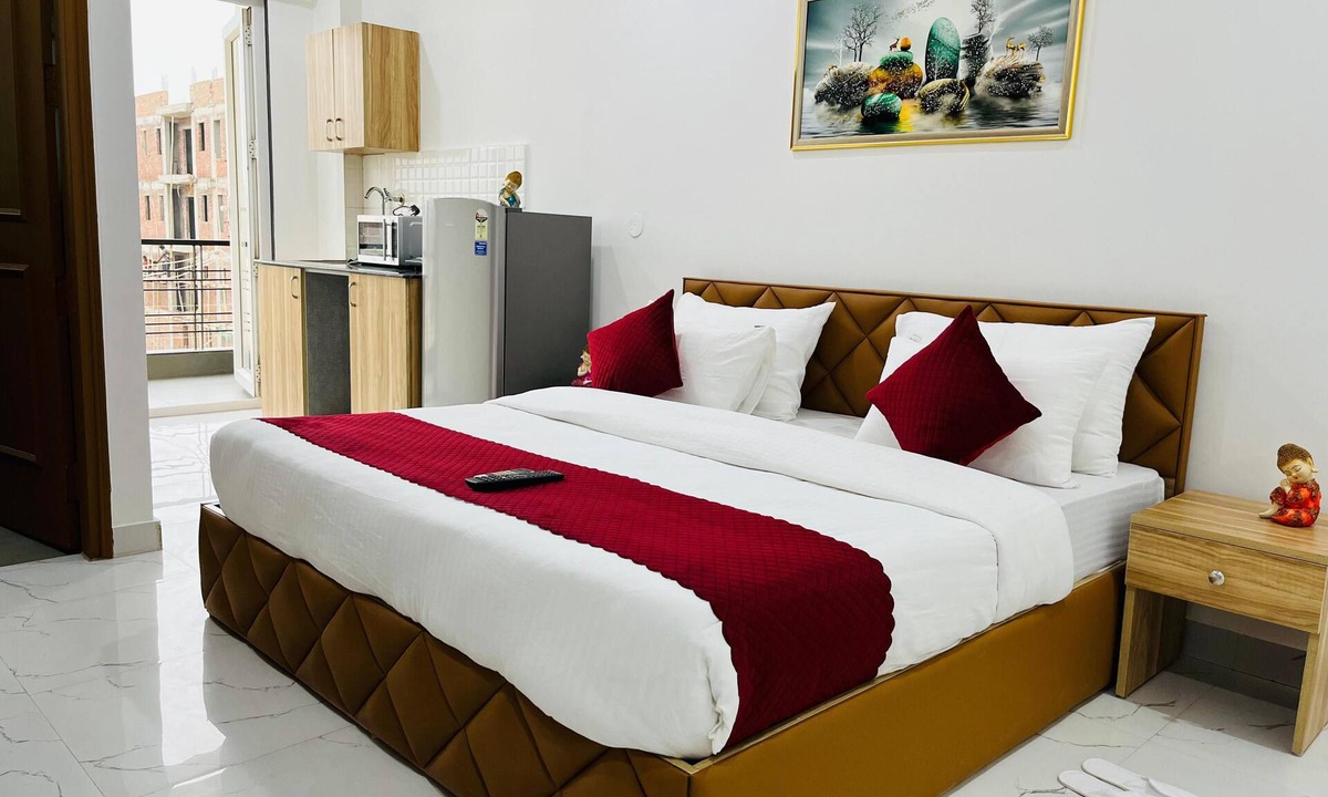 Sector 51 Apartment | The Lodgers Luxury Studio Apartment In front of Artemis Hospital