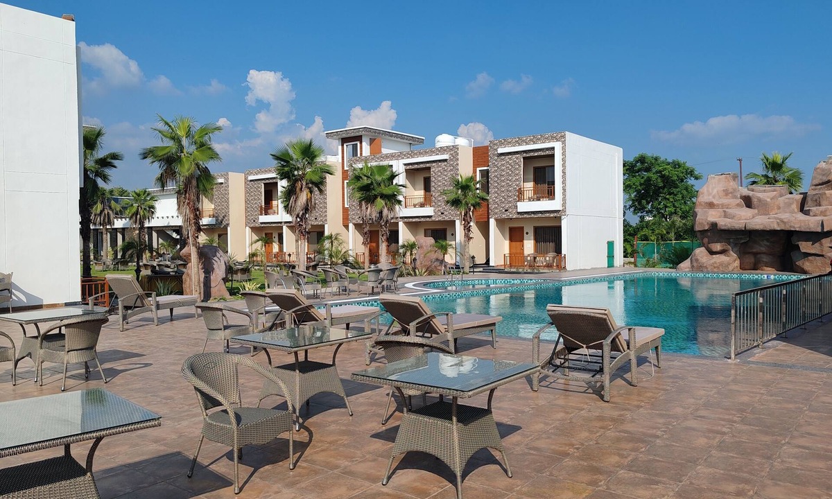 Bail Parao Hotel | The Maasai Mara Resort Corbett