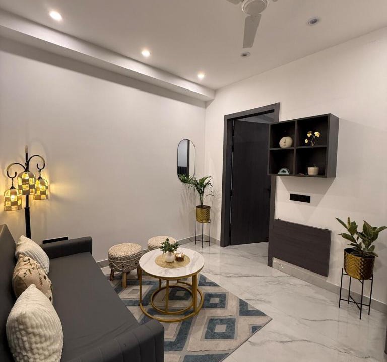 Sector 39 Apartment | The Monochrome Nook- 1BHK Apt near Medanta - The Medicity - Self Check-in