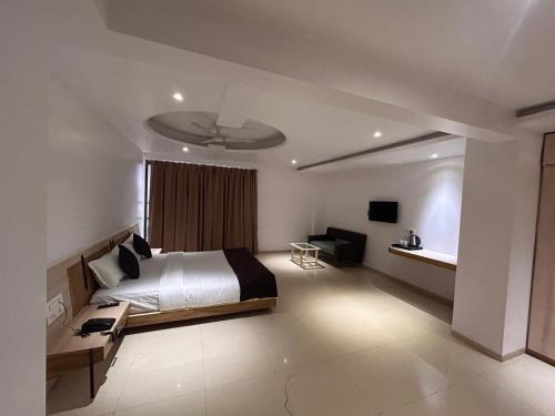 Kadachiwadi Hotel | The Neelam Executive