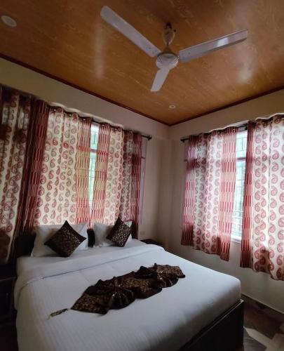Kandaghat Hotel | THE PINE STAy