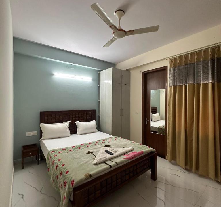 Sainik Farm Apartment | The Raveesh E20 2BHK