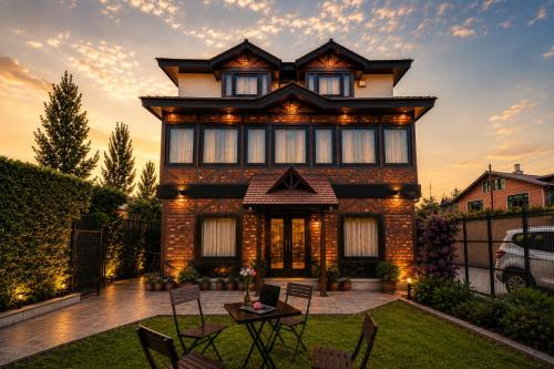 Srinagar Hotel | The Riverside Barn Srinagar