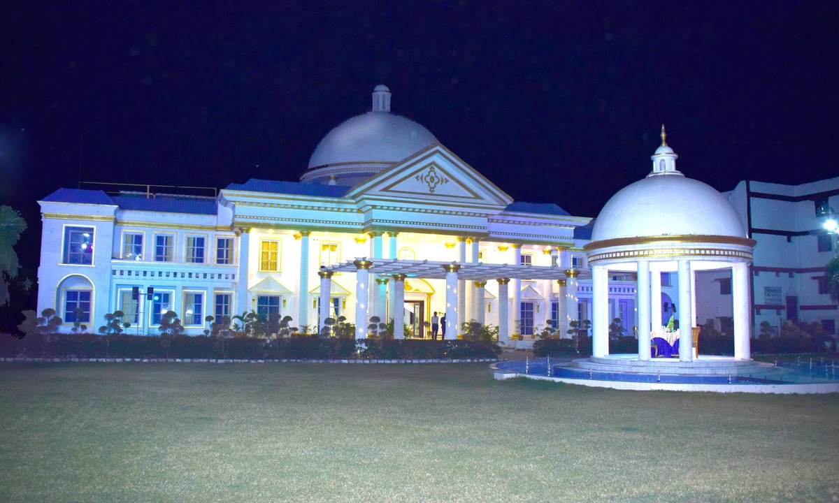 Dewas Hotel | The Royal Palace Hotels By Blues