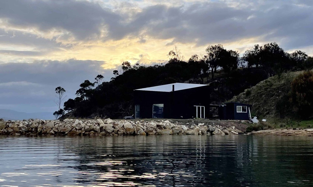 Penna Apartment | The Studio - Seclusion by the water with your own private beach.