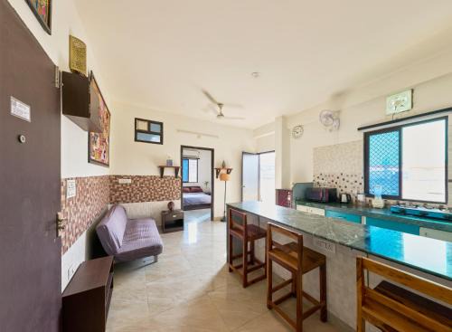 Lake Swaroop Sagar Apartment | TicAna Large 1Bedroom Living Kitchen with AC , fiber wifi Rooftop garden lake view