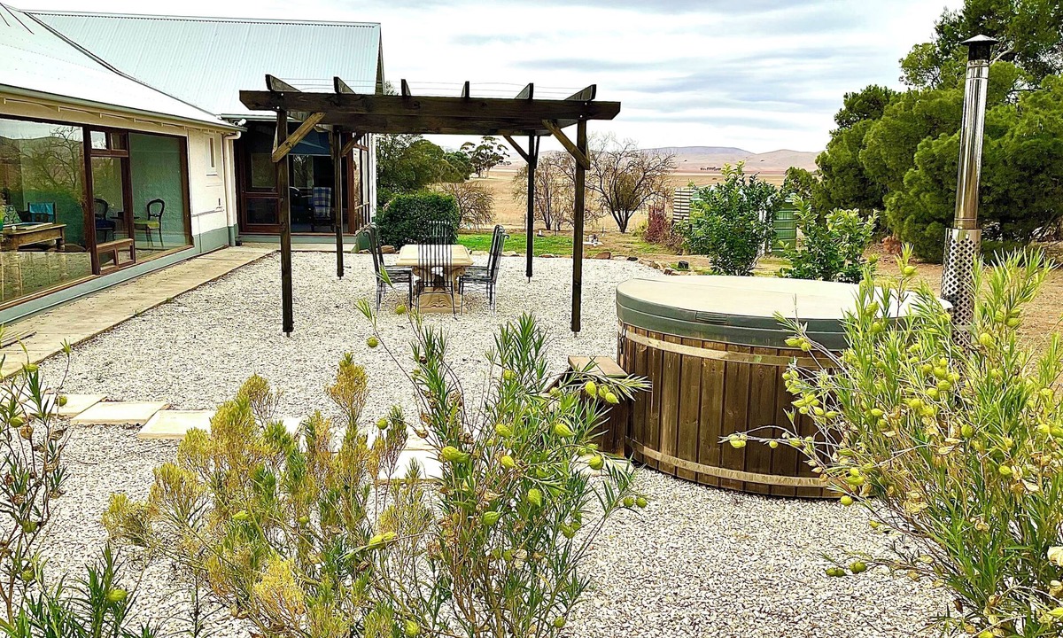 Hallett House | Tiverina Park | Luxury Country Escape, Hot Tub, Games Room & Sunsets