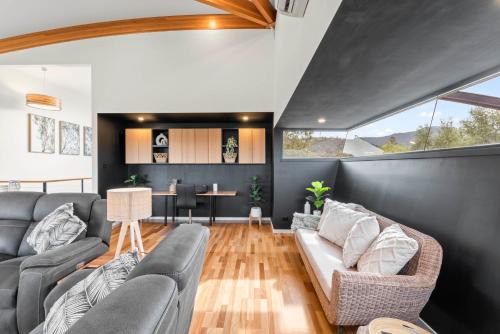 Rosetta House | Tree Top Views - Magnificent 4 Bedroom House - 3 Minutes to MONA