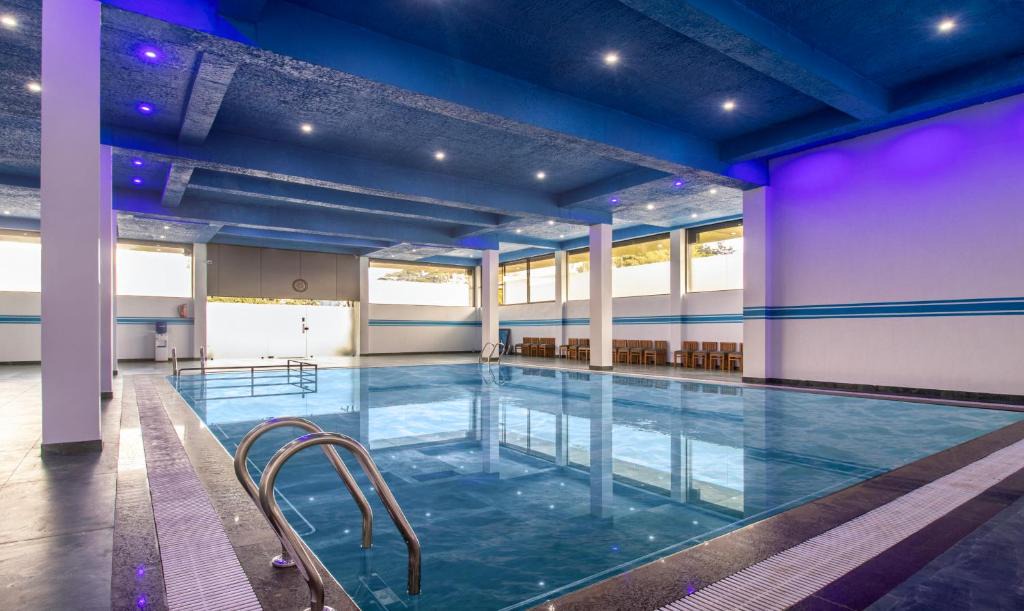 Kakabe Hotel | Treebo The Rove with Swimming Pool
