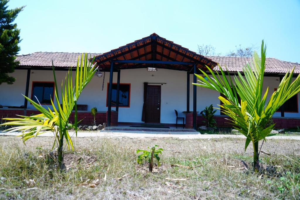 Heggadadevankote Hotel | Trogon resort