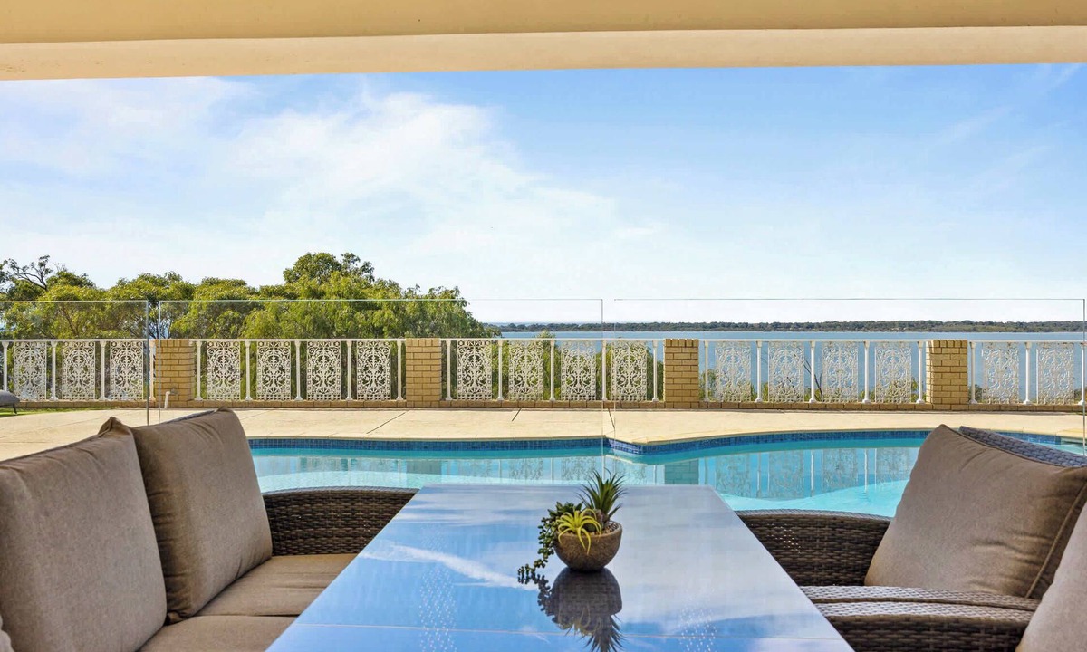 Dawesville House | Waterfront Oasis in Dawesville