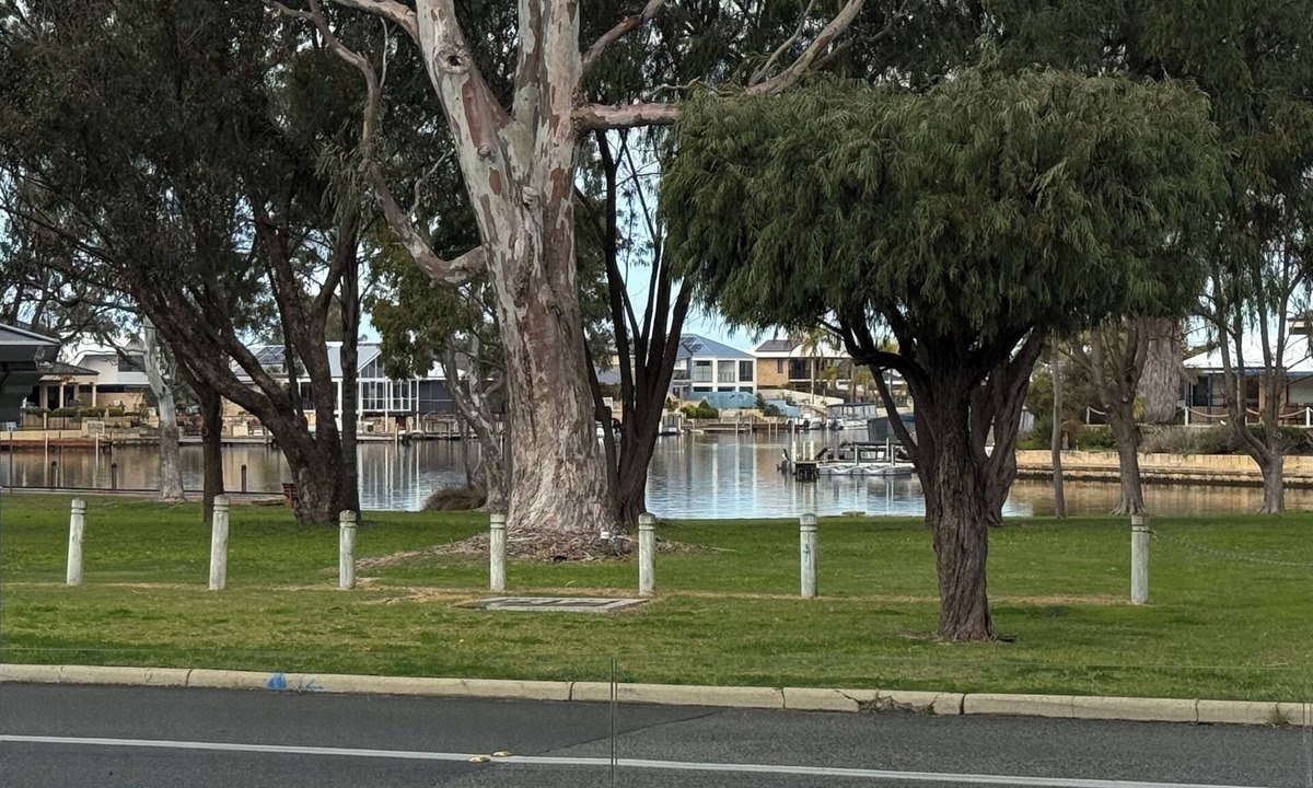 South Yunderup House | Waterlink Retreat - canal views with easy access to both the canal and the river