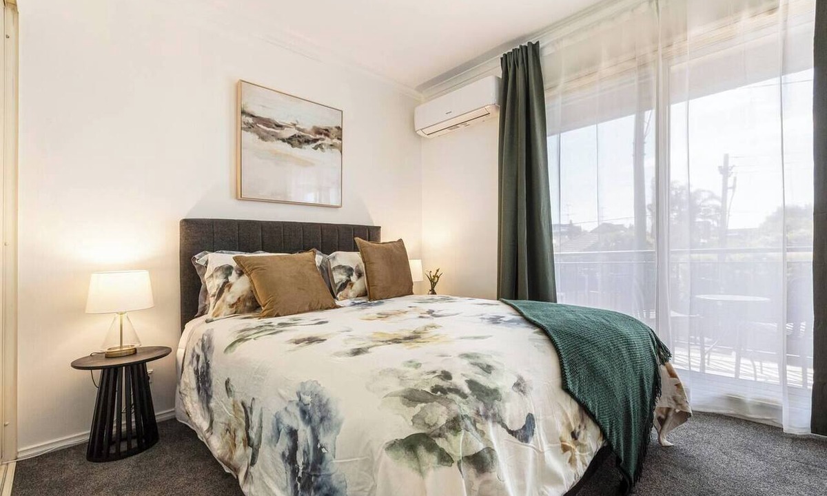 Windsor Apartment | Windsor Base Steps to Shopping Dining and Nightlife