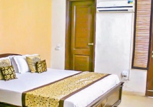 Apartment with Wi-Fi in Saket, New Delhi, by GuestHouser 14949