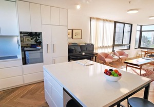 Beautiful harbour views, stylish apartment with pool & parking in Darling Point