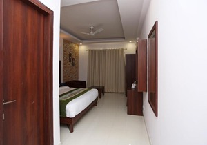 Hotel Arch -Stunning Double Bedroom Near Aerocity in New Delhi