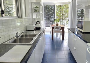 Rainbow Pacific Unit 12 - Beachfront unit a great spot for a family beach holiday with Wi-Fi Inc. in Coolangatta