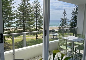 Rainbow Pacific Unit 12 - Beachfront unit a great spot for a family beach holiday with Wi-Fi Inc. in Coolangatta