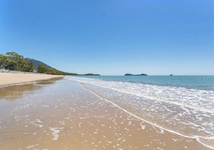 Seascape Luxury Beachfront Holiday House in Cairns